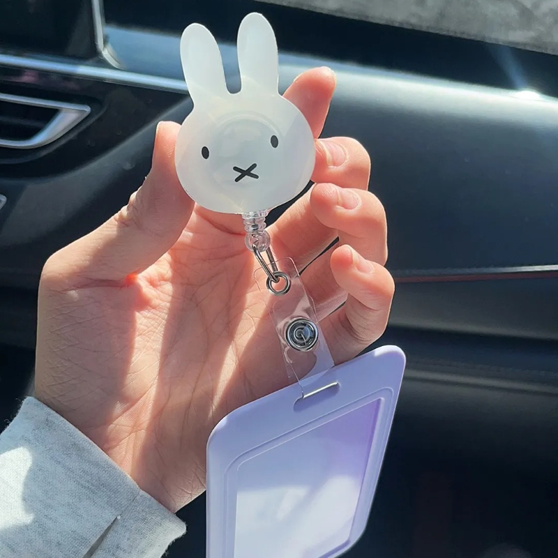 Kawaii Tech Accessories - かわいいミッフィーIDバッジホルダー、リール式、キュートな漫画風、医師、看護師、医学生、名札、カードケース、仕事用バッジクリップ